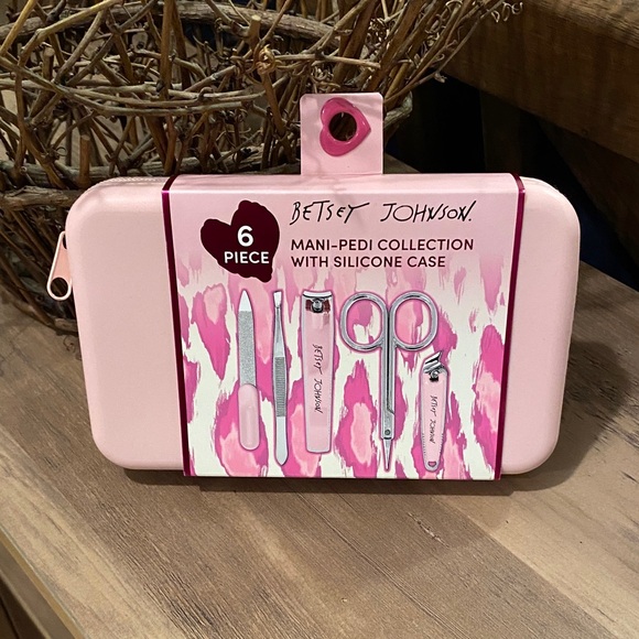 Betsey Johnson Other - Betsey Johnson Pink Grooming Kit